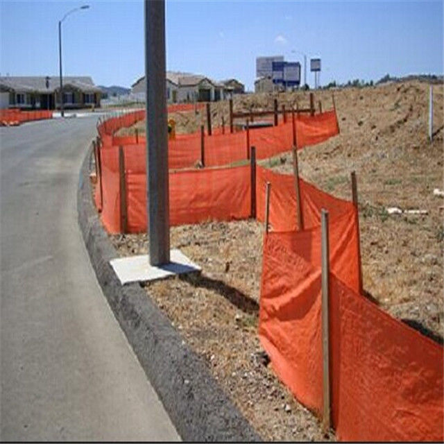 A rede de advertência da segurança plástica da construção, urdidura fez malha a cerca de tecelagem da barreira da estrada